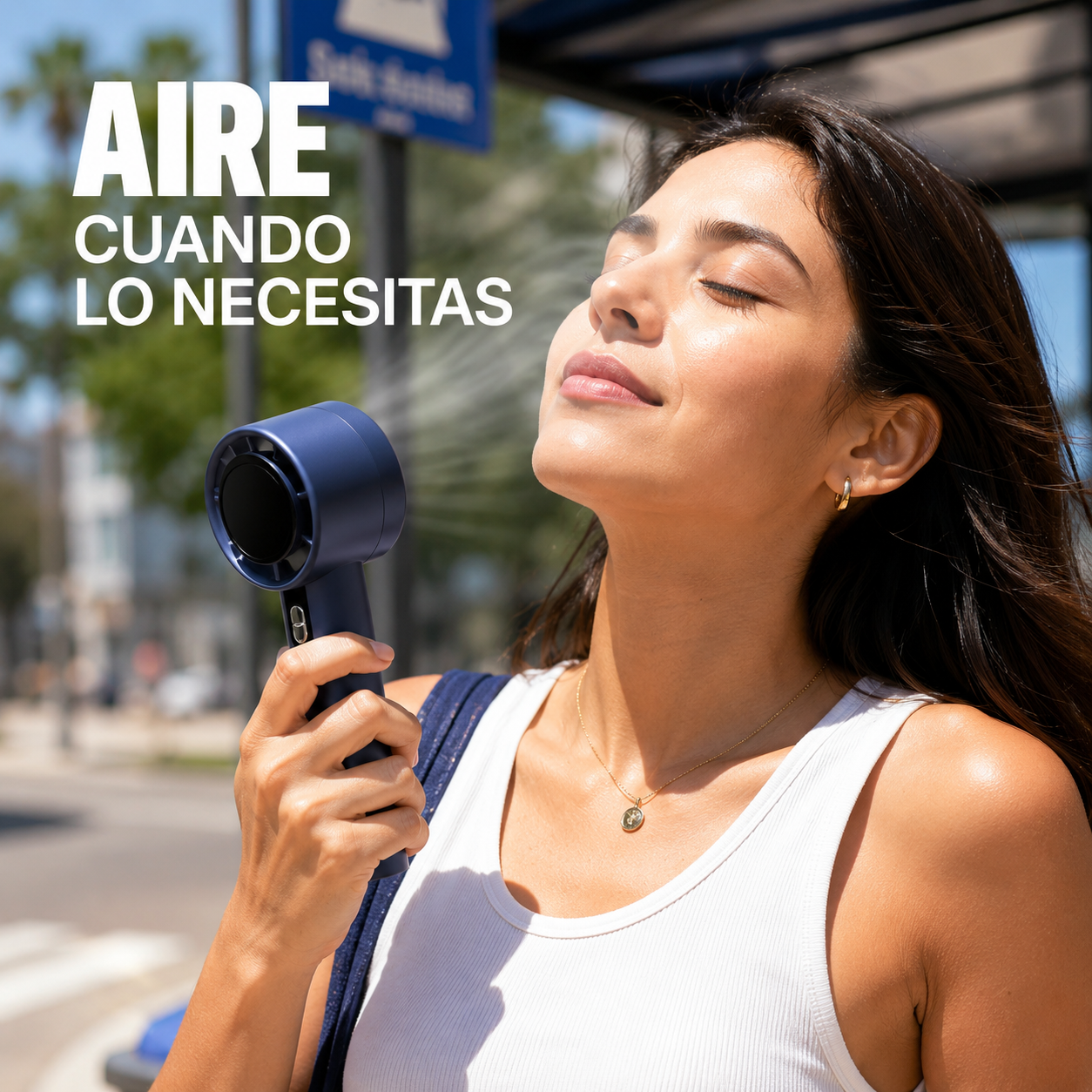 Persona utilizando el ventilador portátil en verano